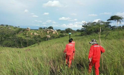 電建人奔波在蒿草及腰的野外進行線路測量-電力工程 9.1.jpg