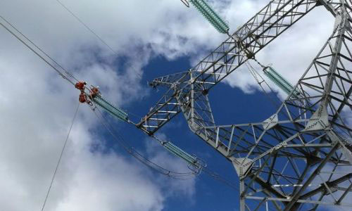 電建人在藍天下進行高空耐張掛線-電力工程 8.1.jpg